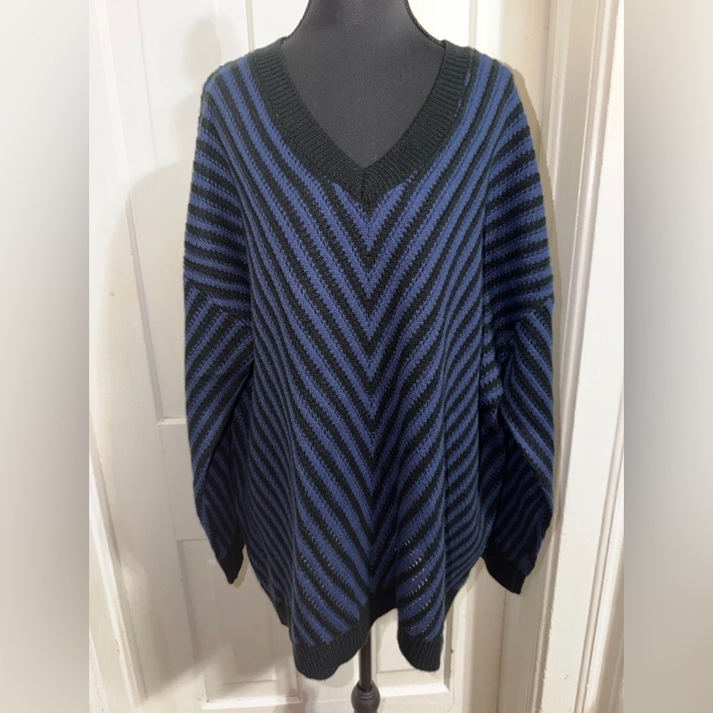Women's plus size 18 oversized V-Neck Sweater Black and royal Blue textured knit